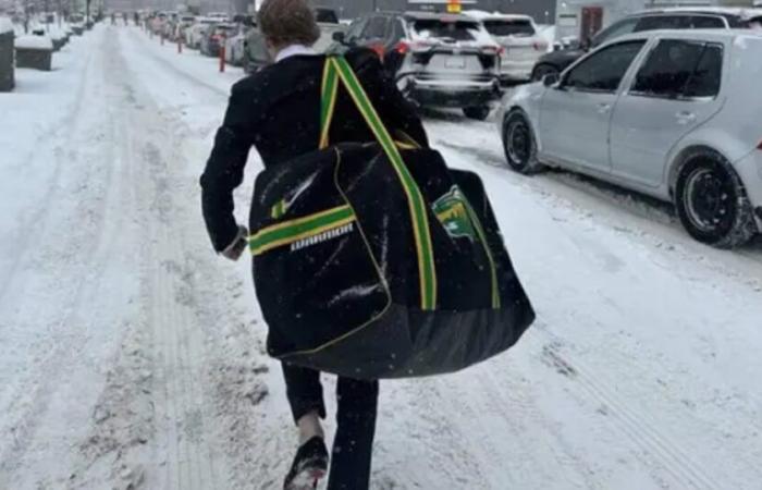 Un joueur sauvage doit parcourir toute la circulation avec sa poche de hockey pour se rendre à son premier match