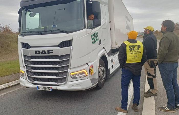 camions de fret contrôlés par la Coordination Rurale à la sortie de l’autoroute A20, à Cahors-Sud