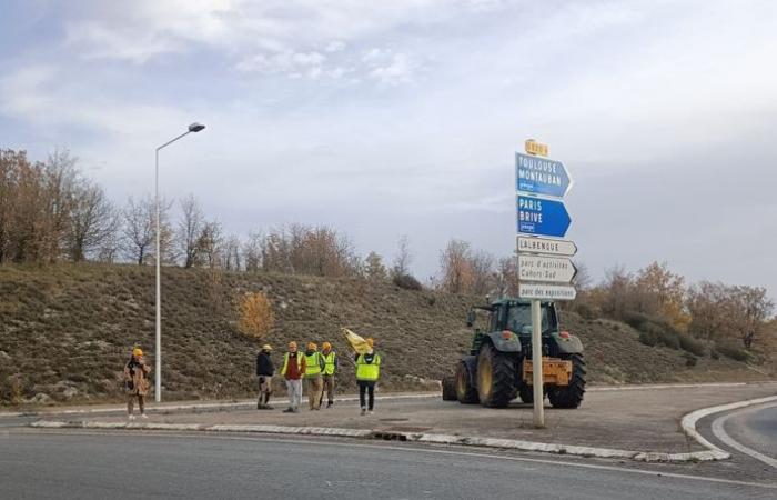 camions de fret contrôlés par la Coordination Rurale à la sortie de l’autoroute A20, à Cahors-Sud