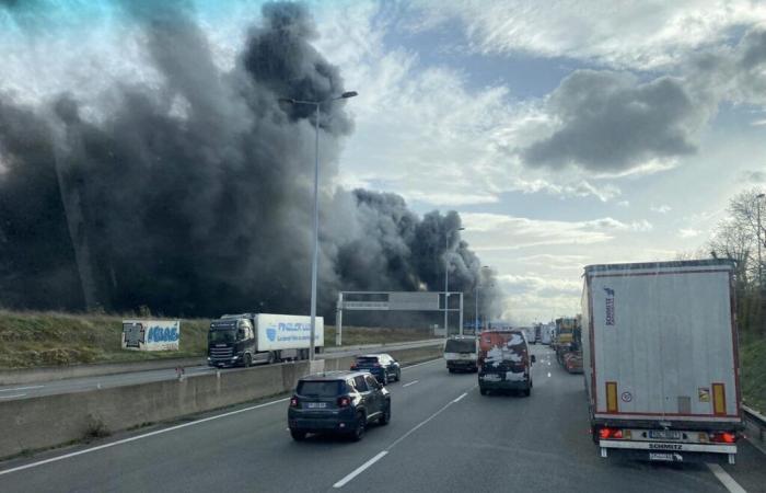 épaisse fumée noire visible depuis l’A6, un gros incendie en cours