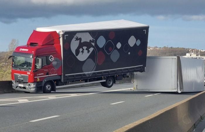 Accident spectaculaire d’un camion sur l’A47, embouteillages monstres vers Lyon