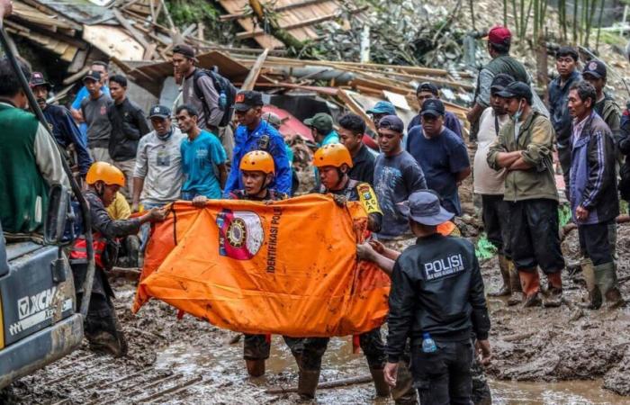 16 morts et 7 disparus dans les inondations à Sumatra