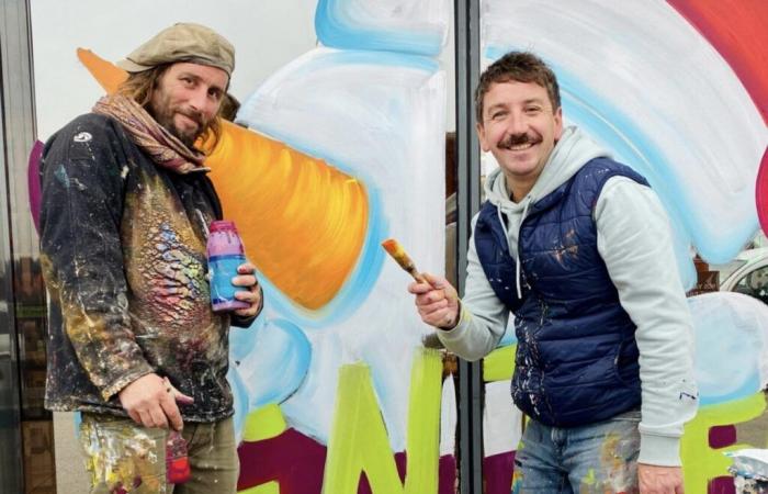 Pour Noël, ces deux amis d’enfance peignent les vitrines des commerces de la Manche