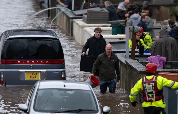 Plusieurs morts alors que les vents et la pluie font des ravages dans certaines parties de la Grande-Bretagne