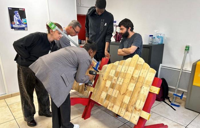 un banc rouge construit pour lutter contre les violences faites aux femmes