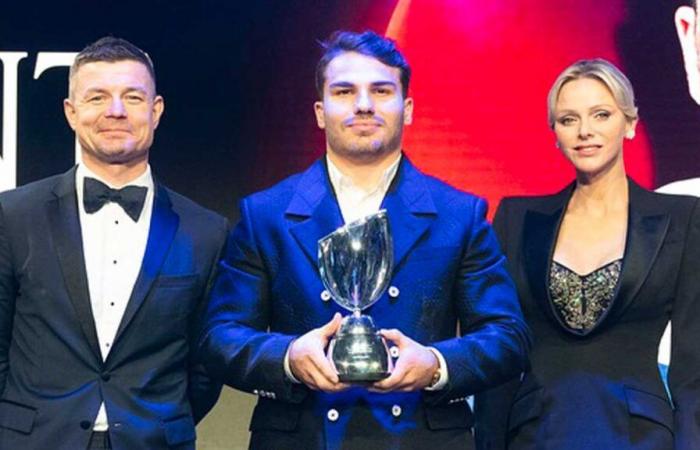 La princesse Charlène couronne Antoine Dupont meilleur joueur de rugby au monde