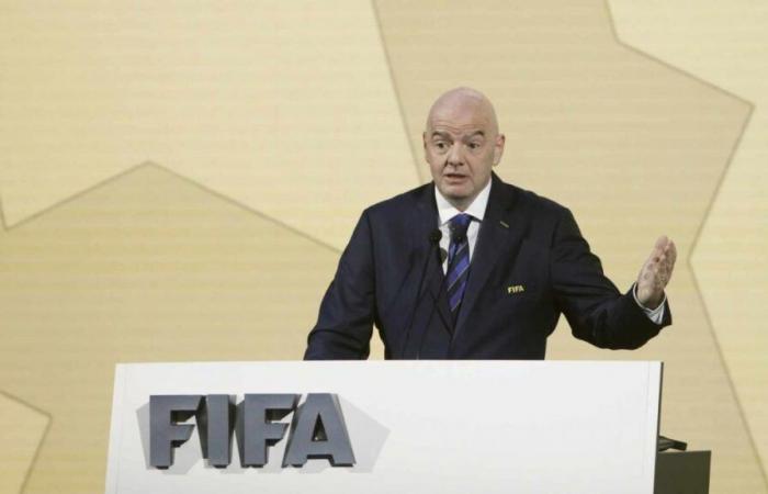 La FIFA suspend toutes les questions liées aux règles de transfert