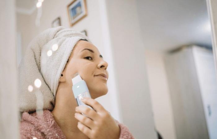 Éponges, brosses ou spatules pour nettoyer la peau : lesquelles choisir ?