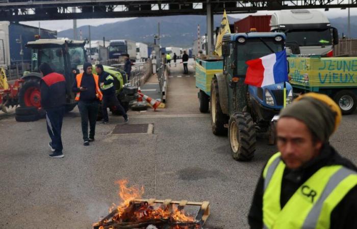 préfectures, poids lourds et plateformes logistiques visés par des manifestants