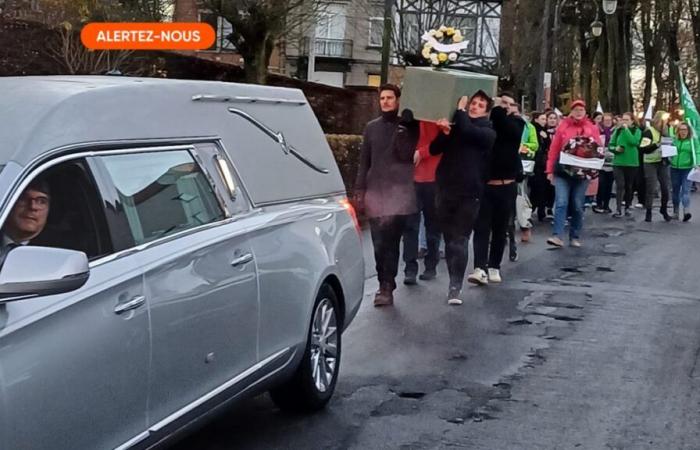 un « cortège funèbre pour enterrer l’enseignement qualifiant » organisé à Nivelles