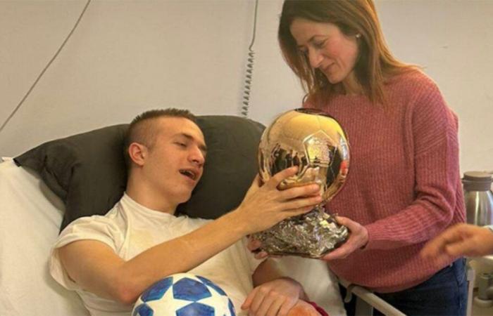 Luka Modric remet le Ballon d’Or à un jeune joueur croate qui se remet d’une grave blessure