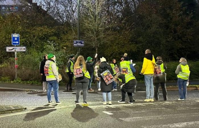 “Les élèves qui ne suivent pas, on va les expulser du système scolaire”, s’inquiète Charlotte à La Louvière