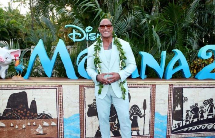 La danse hawaïenne de Dwayne « The Rock » Johnson avec sa mère à la première de Moana 2