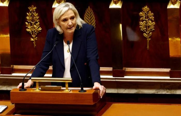 Marine Le Pen accuse Emmanuel Macron et dénonce des « fausses nouvelles » en cas de censure gouvernementale