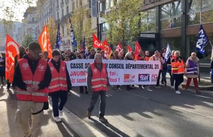 VIDÉO. Colère des agents du Conseil Départemental en grève contre la suppression de 500 postes, 2000 personnes dans la rue