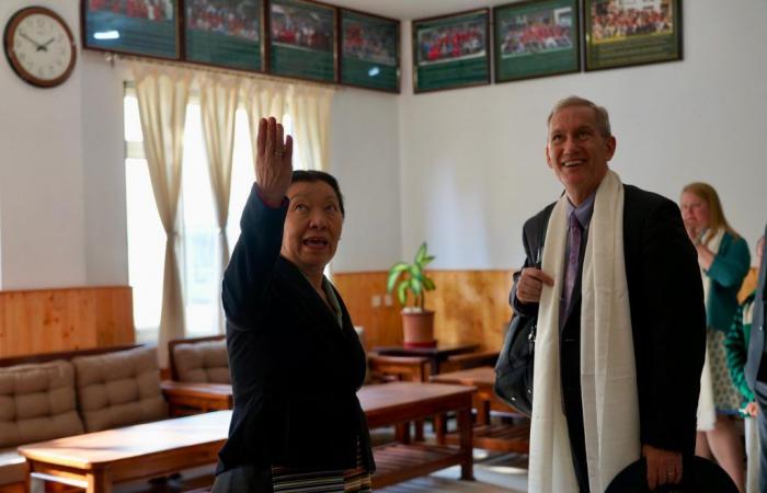 Le directeur de la mission de l’USAID, Steve Olive, conduit une délégation visite le Parlement tibétain en exil