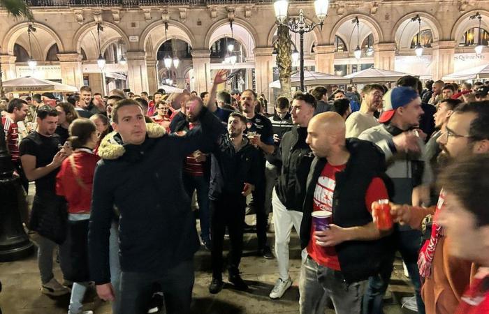 «Voici Brest», «Brest en Ligue des Champions». Avant le match à Barcelone, les supporters du Stade Brestois font déjà la fête