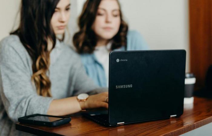 Ces jeunes refusent les responsabilités au travail : c’est le “unbossing”, un phénomène populaire