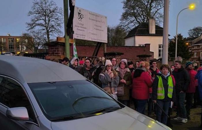 un « cortège funèbre pour enterrer l’enseignement qualifiant » organisé à Nivelles