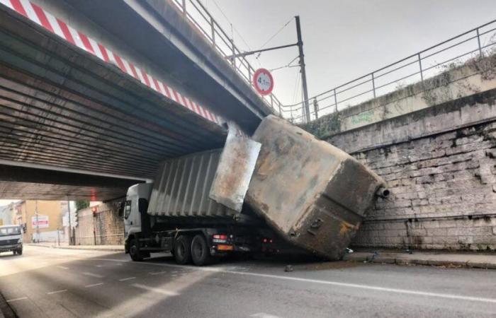 Métropole de Lyon. Un camion s’écrase sous un pont de la SNCF à Givors et se retrouve coincé