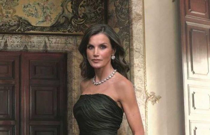 La reine Letizia est majestueuse avec sa cape Balenciaga vintage créée pour le mariage du roi Juan Carlos