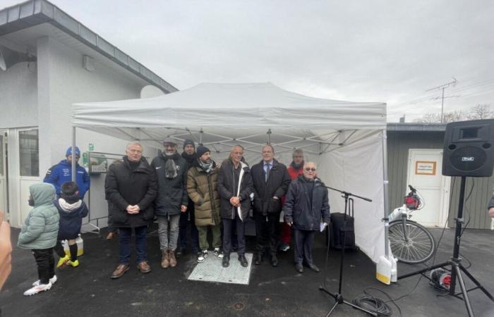 cette commune du Val-d’Oise transforme sa place d’honneur en terrain synthétique