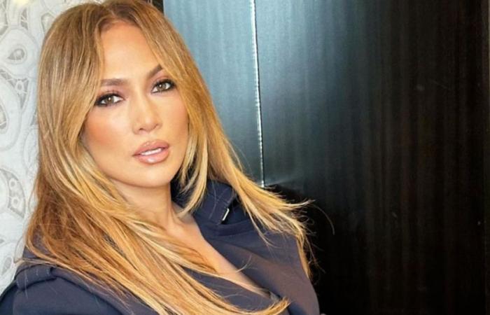 En microjupe et cuissardes, Jennifer Lopez expose ses jambes, ses traits plus lisses que jamais