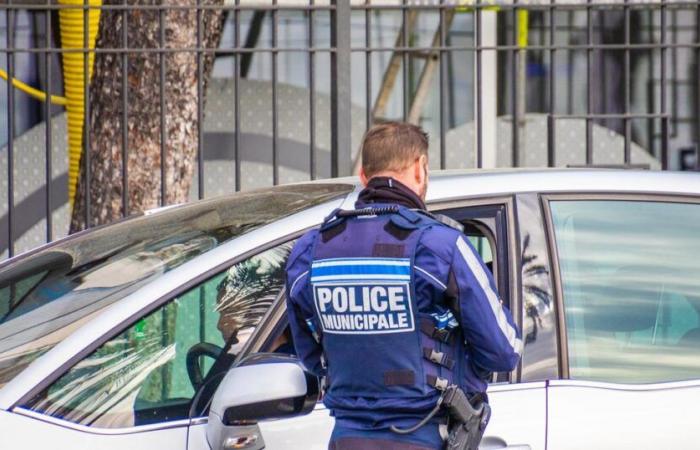 un homme menaçant armé de couteaux abattu par la police près du marché de Noël