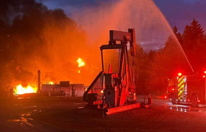 Les chars du General Motors Proving Ground s’enflamment dans un incendie, les maisons secouées par l’explosion.