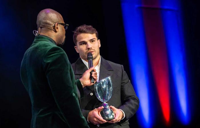 La princesse Charlène couronne Antoine Dupont meilleur joueur de rugby au monde