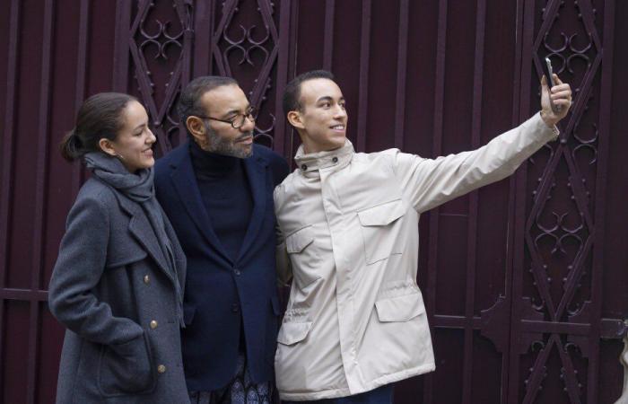 Sa Majesté le Roi Mohammed VI aperçu lors d’une promenade en famille à Paris avec le Prince héritier Moulay Hassan et la Princesse Lalla Khadija