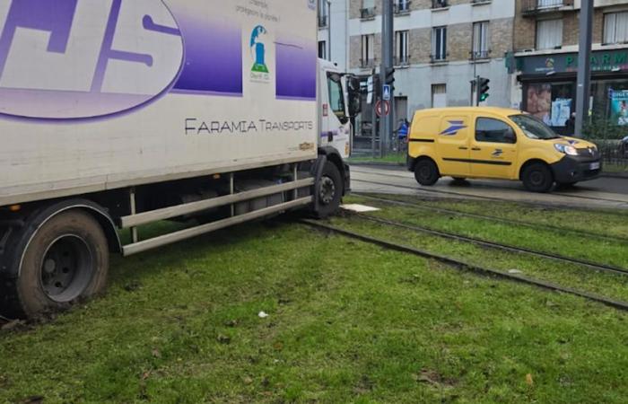 un camion coincé sur les voies du tramway à Courbevoie, la circulation fortement perturbée ce mardi