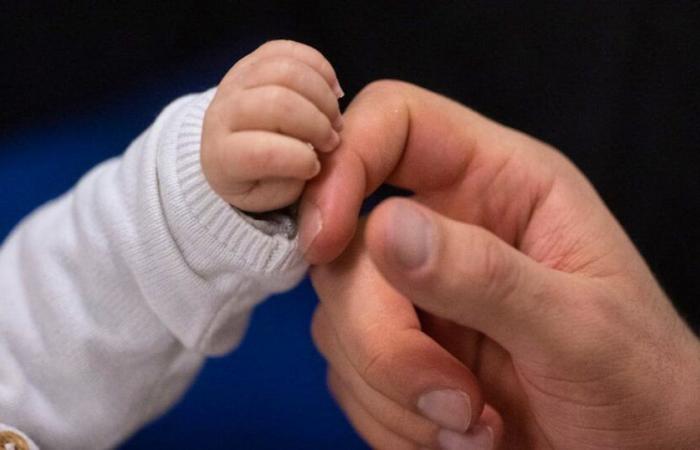 une jeune fille découvre son jumeau à la télé !