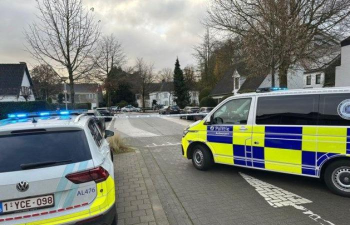 Un homme tire depuis sa voiture sur une autre voiture dans un quartier calme : suspect en fuite (Berchem)