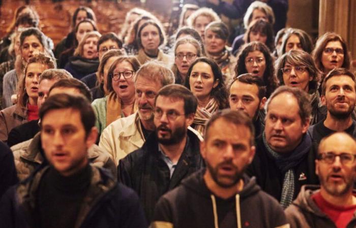 Un chœur formé des cendres de la cathédrale Notre-Dame participe à la réouverture