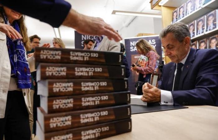 Nicolas Sarkozy s’adresse en séance de dédicaces après ses propos sur les enseignants