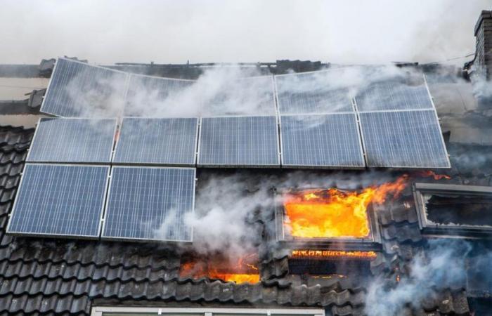 Des panneaux solaires ont incendié le toit, propriétaire et locataires s’accusent mutuellement