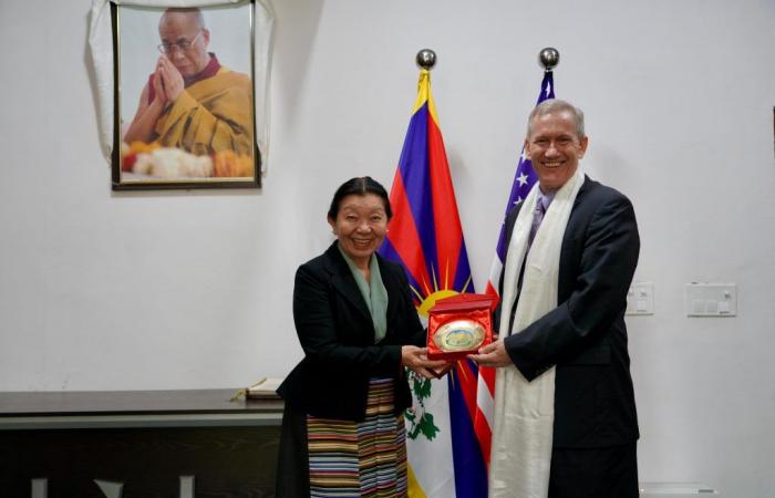 Le directeur de la mission de l’USAID, Steve Olive, conduit une délégation visite le Parlement tibétain en exil