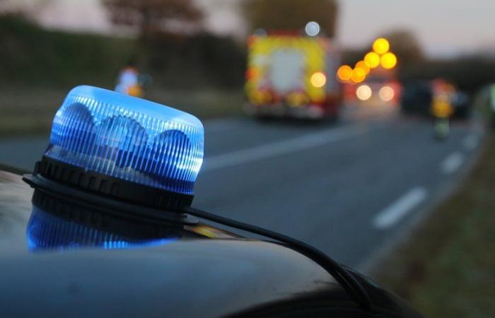 Un véhicule utilitaire franchit le terre-plein et percute une voiture sur la RN88 en Aveyron