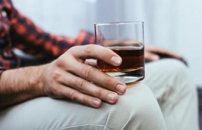 Existe-t-il un lien entre la consommation d’alcool et la chute des cheveux ?