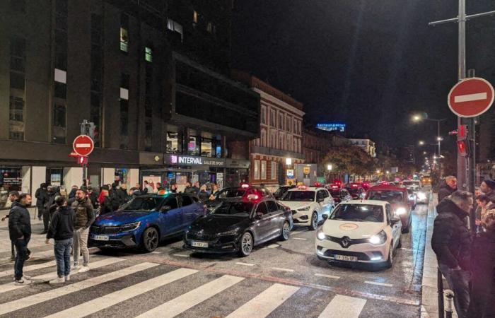 Entre barrages rassembleurs et barrages filtrants, les taxis mobilisés à Toulouse