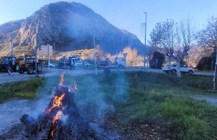 avec les paysans mobilisés sur le rond-point du Sabart à Tarascon-sur-Ariège, “c’est la belle marche, ça risque de monter”