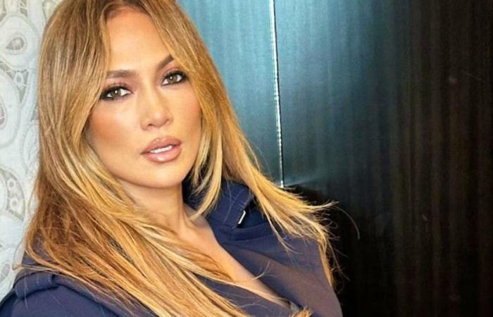 Jennifer Lopez éblouit en minijupe plissée et cuissardes