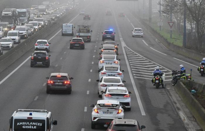 le cortège arrive au centre-ville, après une lente opération sur le périphérique