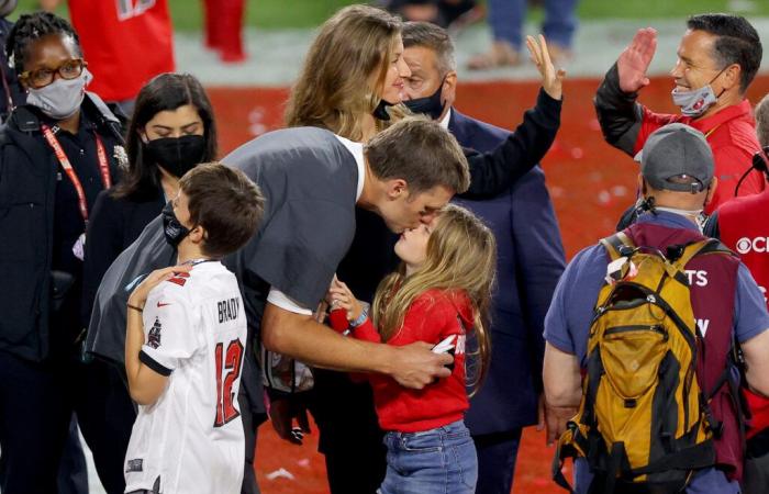 Tom Brady passerait Thanksgiving seul alors que son ex enceinte, Gisele, voyage avec des enfants