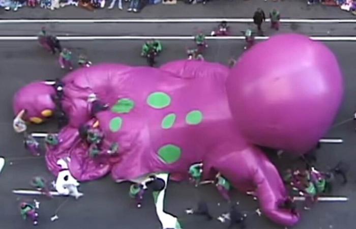 Le ballon de Barney s’est effondré lors du défilé de Thanksgiving en 1997 : « Nous avons vu Barney mourir »