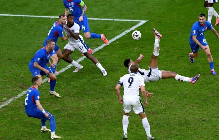 Un affichage incroyable montre le coup de pied aérien de Jude Bellingham pour l’Angleterre et le héros olympique de l’équipe GB remportant l’or