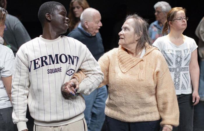 migrants, seniors et personnes handicapées sur scène