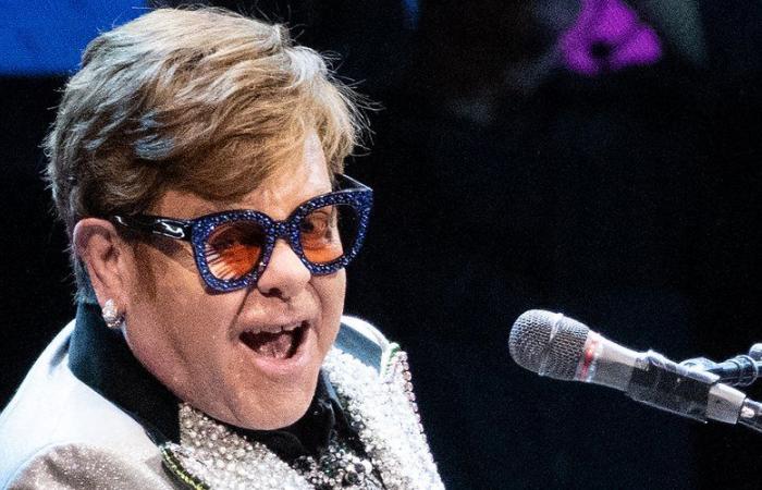 malade, le chanteur Elton John annonce une très mauvaise nouvelle à ses fans