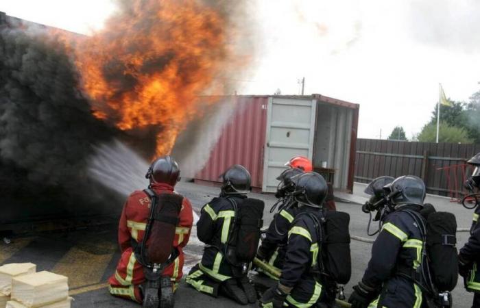 Pourquoi les pompiers allument-ils le feu dans des conteneurs pour s’entraîner ?